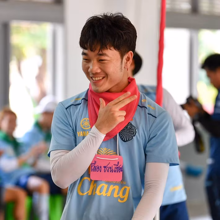 Thời tiết ở Thái Lan se lạnh và cầu thủ Xuân Trường mặc thêm cả 1 áo giữ nhiệt.