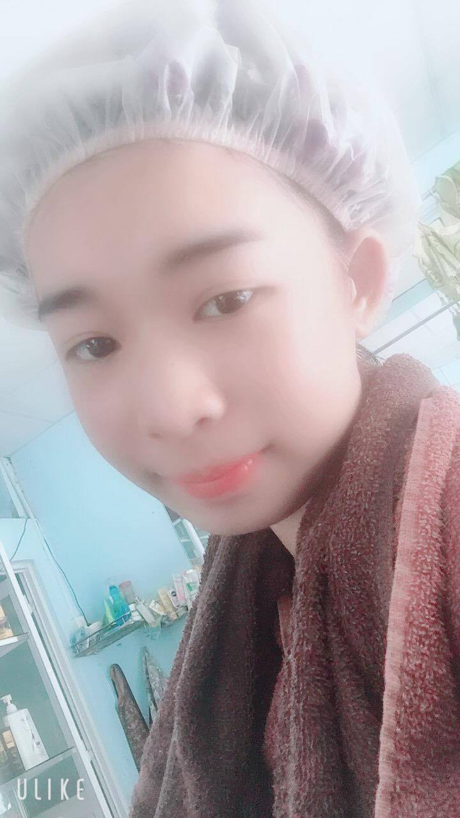 Mới đây trên MXH, cô bạn có tên Cát Châu (20 tuổi, sống tại Sài Gòn) đã đến tiệm để làm kiểu tóc uốn xoăn gợn nhẹ. Do tóc mỏng và khá thưa nên cô bạn muốn làm kiểu này để trông dày dặn hơn một chút và đặc biệt là để giống với hot girl MXH Trương Hoàng Mai Anh.