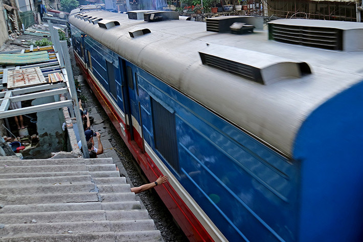 Khi tàu chạy qua, nhiều du khách còn tìm cách chạm tay vào đoàn tàu. Đây là hành động rất nguy hiểm.