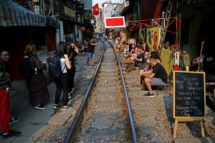 Thời gian gần đây, nhiều bạn trẻ và đặc biệt là các khách du lịch tới Hà Nội đều đặt điểm đến là quán cafe đường tàu chạy qua khu phố cổ Hà Nội đoạn qua phố Phùng Hưng và Trần Phú.