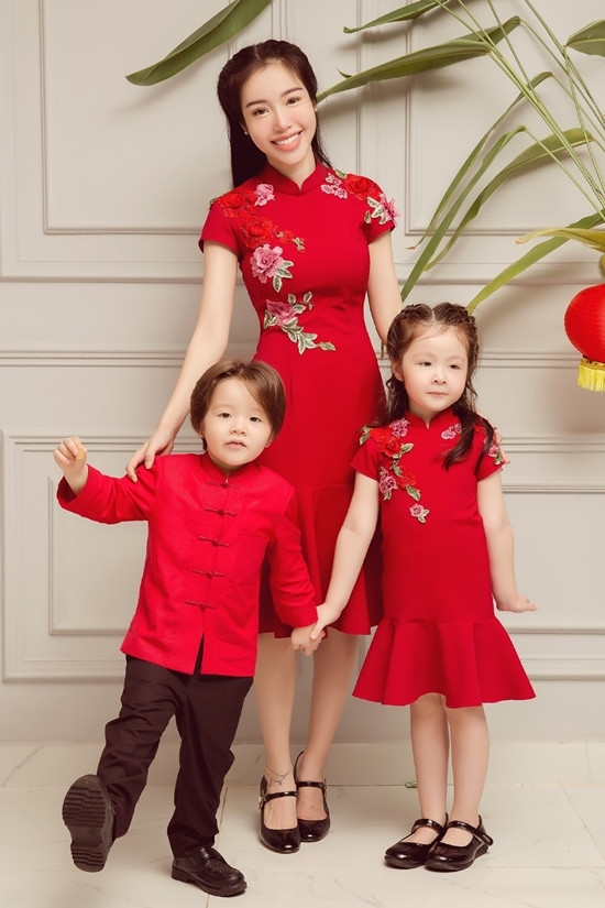 Sau khi sinh bé Cadie Mộc Trà &amp; Alfie Túc Mạch, Elly Trần vẫn sở hữu lượng fan khủng nhờ thân hình nuột nà với những bộ cánh cực đẹp.