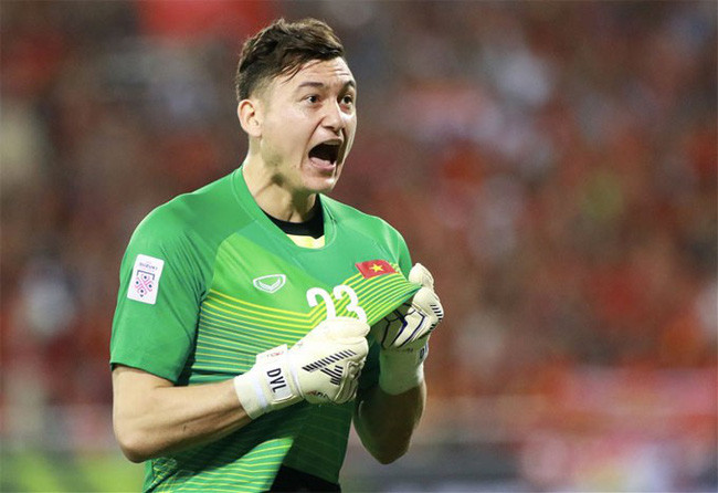 Đứng trong khung gỗ của Đội tuyển Việt Nam đối đầu với Thái Lan tại King's Cup 2019 rất có thể là Đặng Văn Lâm. Xét về phong độ, Văn Lâm vượt trội hơn so với 2 cái tên còn lại là Nguyên Mạnh và Văn Toản, chưa kể việc thủ môn Việt kiều này đang thi đấu ở Thai.League và có vốn kiến thức nhất định về các cầu thủ xứ Chùa Vàng.