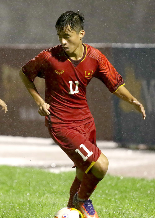 Tùng Quốc gây ấn tượng mạnh mẽ nhờ khả năng lên công về thủ nhịp nhàng. Với U23 Việt Nam, cầu thủ này đã sẵn sàng đặt dấu mốc mới trong sự nghiệp.