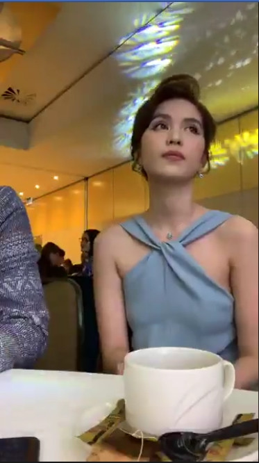 Cụ thể, cuối tháng 6 vừa qua, nữ hoàng nội y Ngọc Trinh tham dự một sự kiện tại Sydney - Úc. Cô nàng này lại chọn cho mình chiếc đầm màu xanh ôm sát phô diễn hình thể.