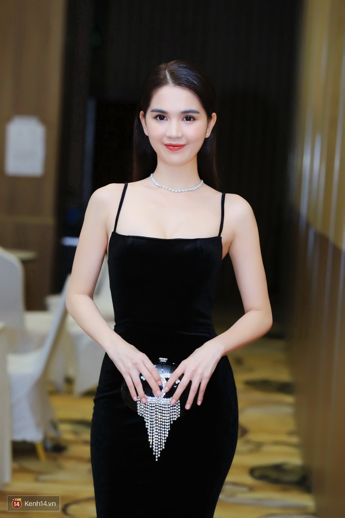 Tự tin hình thể chuẩn với vòng 1 có số đo 84, Ngọc Trinh thường chọn thiết kế kiệm vải phô diễn triệt để lợi thế.