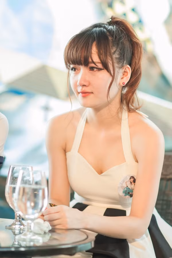 Đầu năm 2016, CĐM dậy sóng với loạt clip nhạy cảm được cho là của hot girl Hường Hana (Nguyễn Thúy Hường, sinh năm 1994, Hà Nội) bị đăng tải tràn ngập MXH.