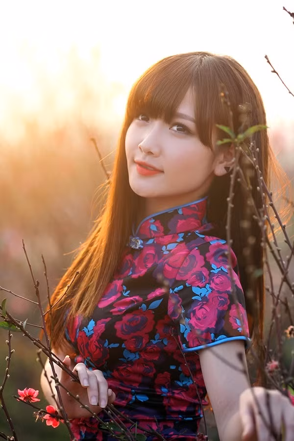 Bằng chứng được đưa ra xác thực nhất chính là khi đối chiếu với khung cảnh xung quanh trong phòng trước đó của Hường Hana, mọi người đều nhận thấy những nét tương đồng từ rèm cửa, vật dụng…