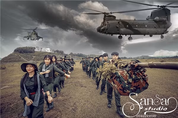 Mới đây, một lớp học ở Hà Nội lại khiến cả CĐM trố mắt trầm trồ khi một lần "chơi lớn", quyết định dùng chiến tranh lịch sử để làm ý tưởng cho bộ ảnh kiỷ yếu tại hiện thời bom đạn của lớp mình.