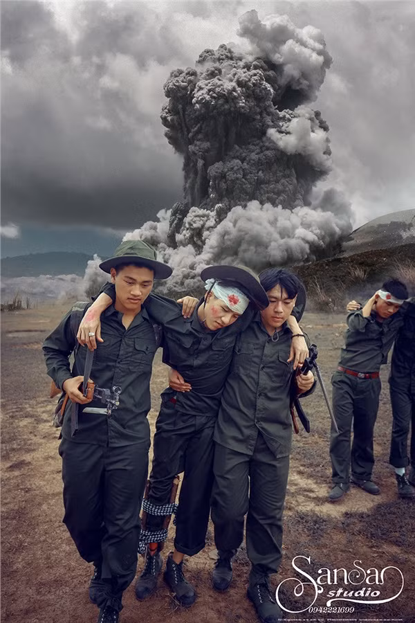 Chứng kiến trận mưa này, các thành viên trong lớp cũng "khóc ròng" vì sợ trời tối không chụp được nữa, nhưng may sao, khi mưa xong, bầu trời lại chuyển sang rất trong, rất đẹp.