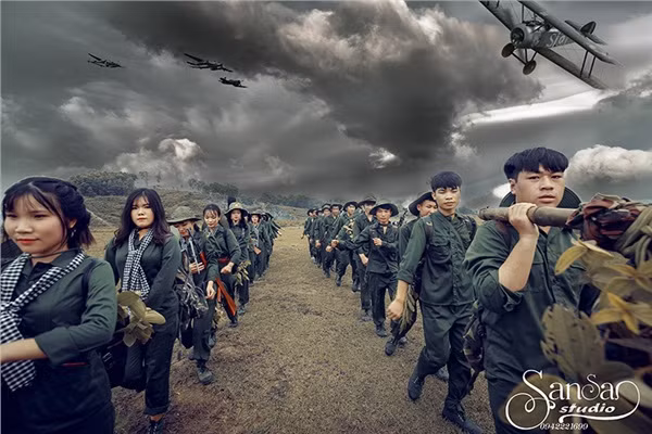 Các thành viên bộ ảnh kỷ yếu độc đáo đều hóa thân thành người lính, tái hiện lại các hoạt cảnh của thời chiến như hành quân, bắn súng, ném bóm, chạy đạn…