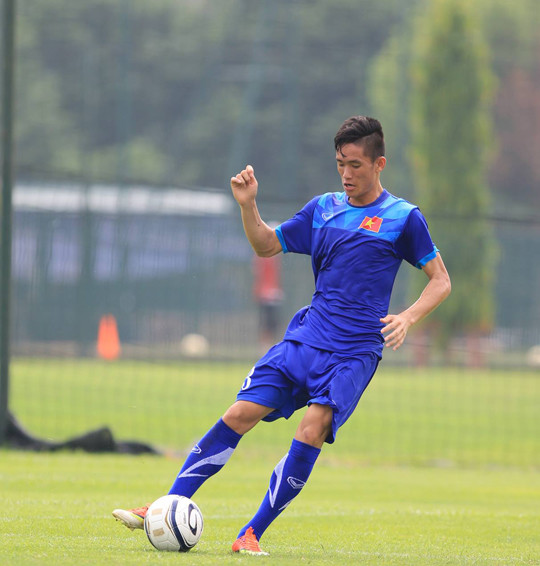 Sinh ra trong gia đình có truyền thống tri thức, Tấn Sinh từng được gia đình định hướng theo sự nghiệp giáo dục. Tuy nhiên, đam mê cháy bỏng với sân cỏ khiến anh lựa chọn trở thành một cầu thủ.