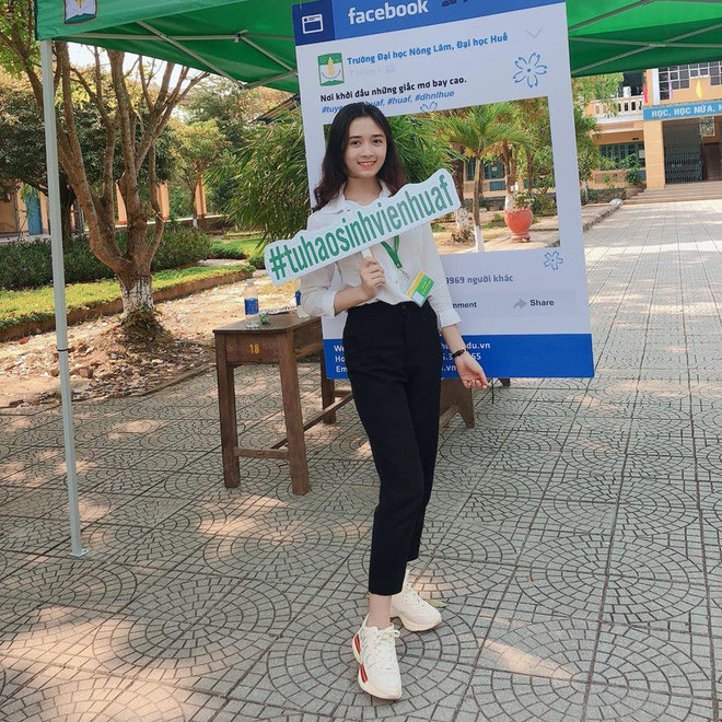 Diện trang phục khá đơn giản nhưng gương mặt dễ thương của cô nàng nữ sinh này khiến dân tình xuýt xoa không thôi. Thậm chí có người còn nhận xét nhan sắc nữ sinh này trông na ná giống với sao hạng A Hàn Quốc.