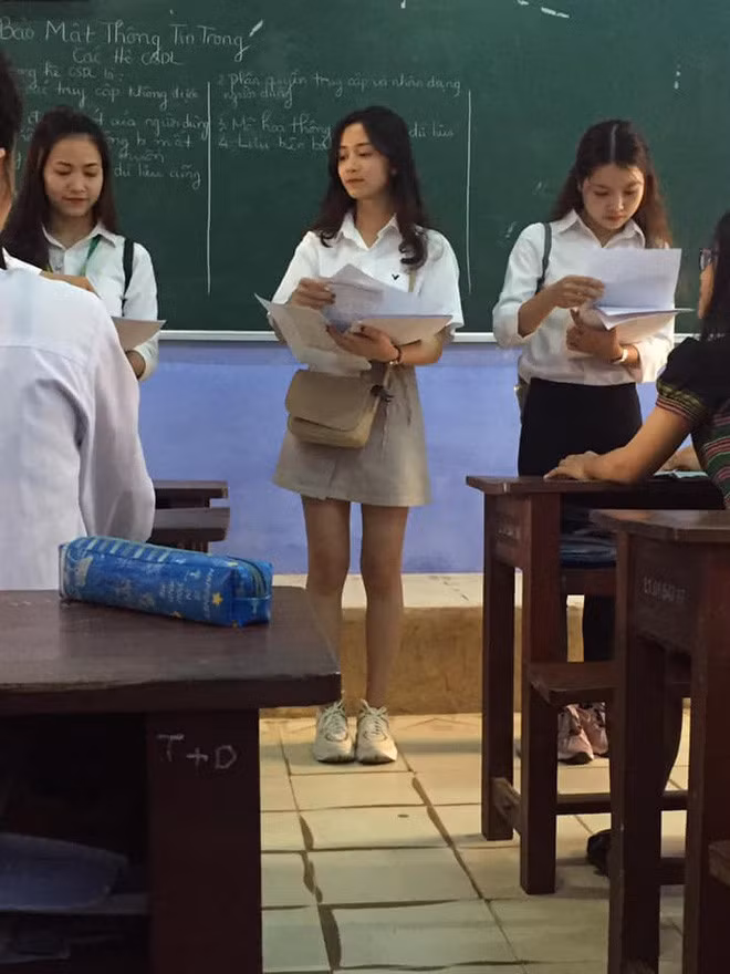 Với cư dân mạng, những cô nàng xinh xắn luôn là chủ đề đáng được quan tâm. Chỉ cần "tia" được cô gái nào đó sở hữu ngoại hình nổi bật, người ta sẽ ngay lập tức có thói quen đưa điện thoại lên chụp lại và đăng tải lên MXH.