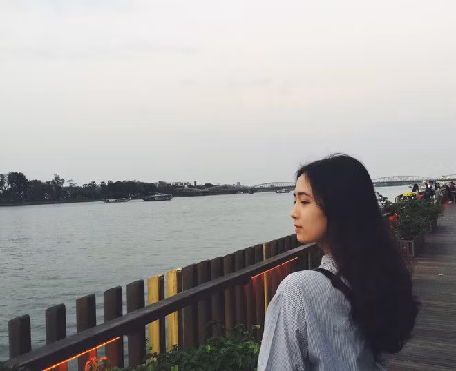 Tự chê mình xấu là vậy nhưng cô bạn này thực tế lại vừa đăng quang Miss Duyên dáng giảng đường của trường Đại học Nông Lâm Huế cách đây chưa lâu.