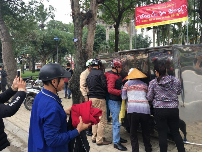 Trên MXH, khi những hình ảnh về chiếc tủ quần áo miễn phí này, nickname H.T chia sẻ: "Xem những hình ảnh này chợt trong lòng cảm thấy thật ấm áp, rất ủng hộ hoạt động này của mọi người. Lá lành đùm lá rách và còn nhiều hơn những tấm lòng nhân ái".