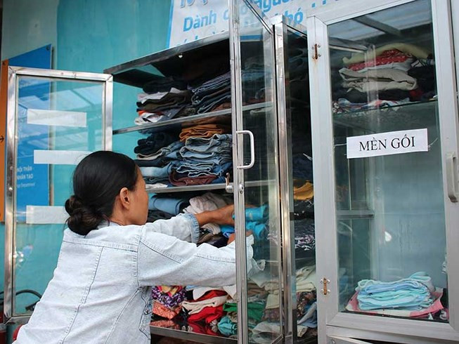 Những chiếc quần, áo cũ được giặt sạch sẽ rồi gấp gọn gàng trong những chiếc tủ quần áo miễn phí này để chờ người tới lấy.