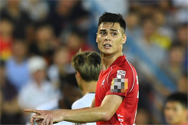 Cầu thủ Việt kiều Adriano Schmidt sinh năm 1994, cao 1m85, có cha là người Việt và mẹ là người Đức. Anh sinh ra và lớn lên ở Đức hiện đang thi đấu trong biên chế CLB Hải Phòng.