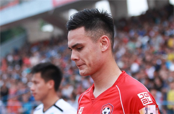 Các cầu thủ Việt kiều luôn mang đến những điều đặc biệt cho các fan hâm mộ, ngoài tài năng chơi bóng, họ còn được chú ý với ngoại hình điển trai và gương mặt lai cực đẹp. Sau Đặng Văn Lâm, mới đây NHM bóng đá biết đến 1 cái tên khác sở hữu nhan sắc "soái ca" đó là Adriano Schmidt.