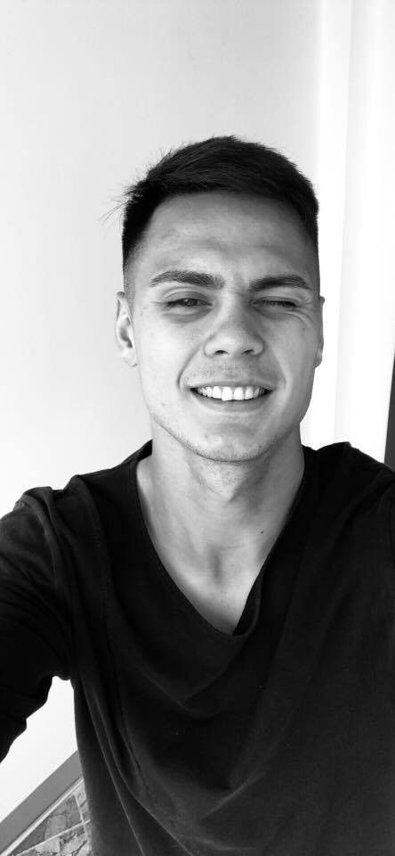 Một điều thú vị nữa ở anh chàng này khiến các fan nữ càng quan tâm là Adriano Schmidt đã chơi thân với thủ thành Đặng Văn Lâm từ khá lâu. Hai người cùng xuất thân từ CLB Hải Phòng, chơi chung một nhóm bạn toàn trai đẹp 6 múi và còn thường xuyên tụ tập, có những chuyến đi chơi với nhau.