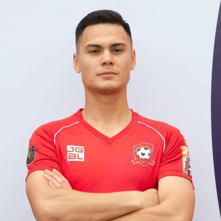 Chưa kể Adriano Schmidt còn có body "hot hòn họt" 6 múi lực lưỡng, cơ bắp cuồn cuộn cùng làn da trắng tinh đến phụ nữ cũng phải ghen tị. Đặc biệt, anh chàng này còn có "vũ khí sát gái" cực lợi hại là nụ cười, bất cứ cô gái nào nhìn vào nụ cười ấy cũng bị "đứng hình" vì quá đẹp.