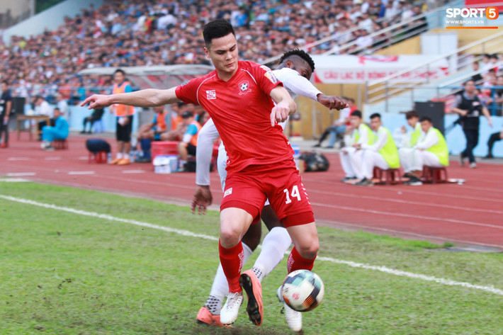 Mang nửa dòng máu Đức, sinh ra và lớn lên ở châu Âu nên Adriano Schmidt sở hữu phong cách rất "soái Tây": gương mặt góc cạnh, nét nào ra nét nấy, tổng thể là sự kết hợp hài hòa giữa sự nam tính và lãng tử.