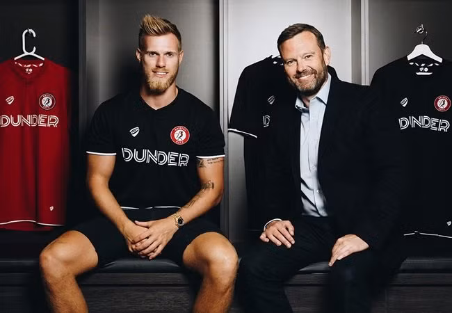 Trên trang chủ của mình, Bristol City vui mừng thông báo chiêu mộ thành công Tomas Kalas. Cầu thủ người Séc gia nhập đại diện Championship theo bản hợp đồng trị giá 9 triệu euro, một kỷ lục trong lịch sử của đội chủ sân Ashton Gate.