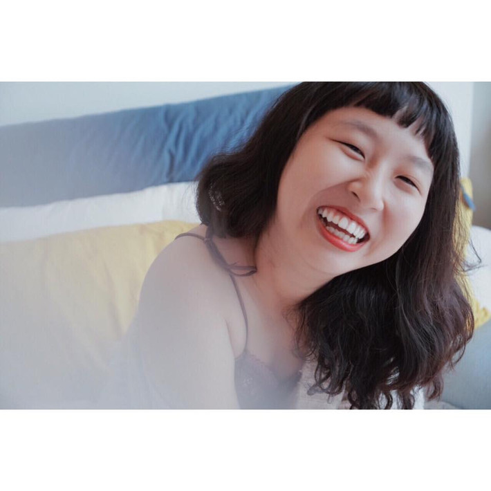 Trang Hý rất tự tin khoác lên mình bộ bikini một mảnh quyến rũ, chụp nhiều ảnh rất nhiều kiểu pose dáng hài hước và bá đạo.