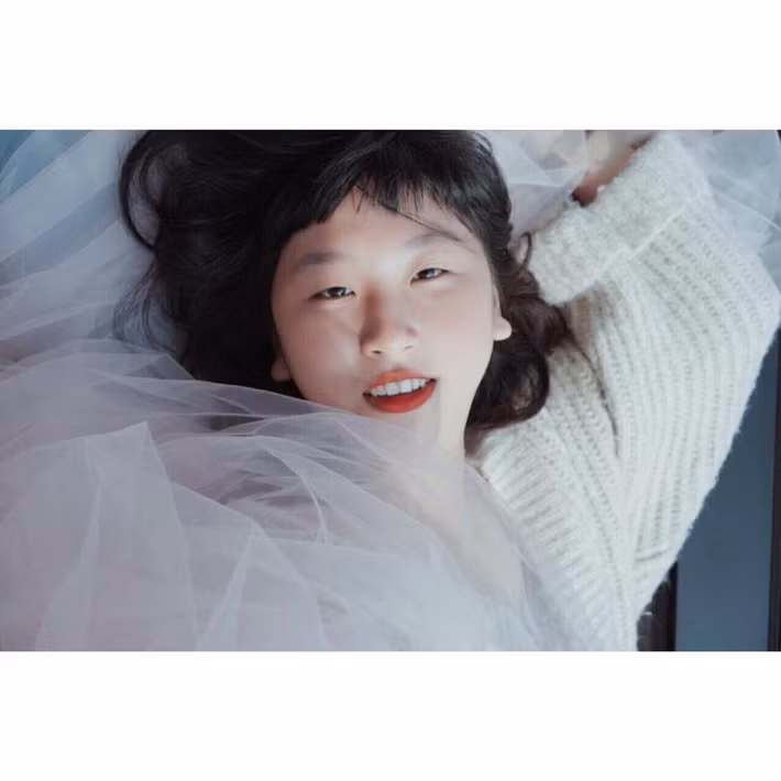ụ cười rạng rỡ, thần thái “cân cả thế giới” đã giúp Trang Hy thu hút mọi ánh nhìn đến nỗi chẳng ai còn để ý đến chiếc bụng có thừa 1 chút mỡ hay phần cánh tay kém thon gọn.