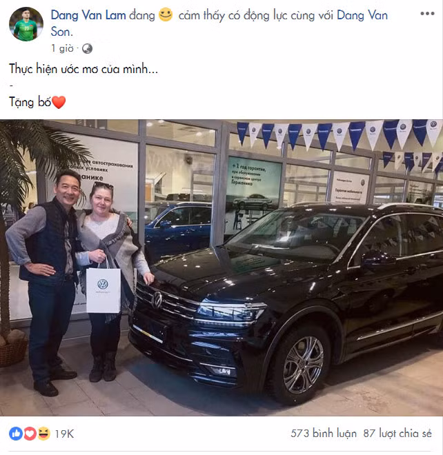Cũng trên trang cá nhân của mình, thủ môn đội tuyển Việt Nam cũng chia sẻ bức ảnh bố mẹ đứng bên chiếc xe hàng hiệu. Đi kèm theo đó là dòng cảm xúc: "Thực hiện ước mơ của mình... tặng Bố".