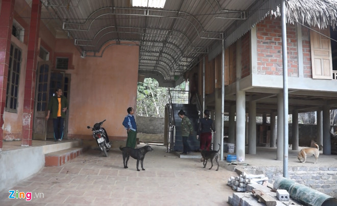 Do bố của Bùi Tiến Dũng thích nhà sàn nên anh cùng em trai là Tiến Dụng đã gom góp tiền để thỏa ước nguyện của bố.