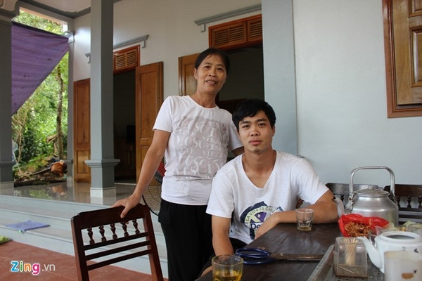 Công Phượng cũng dành tiền được thưởng mình để gửi về quê để xây nhà.