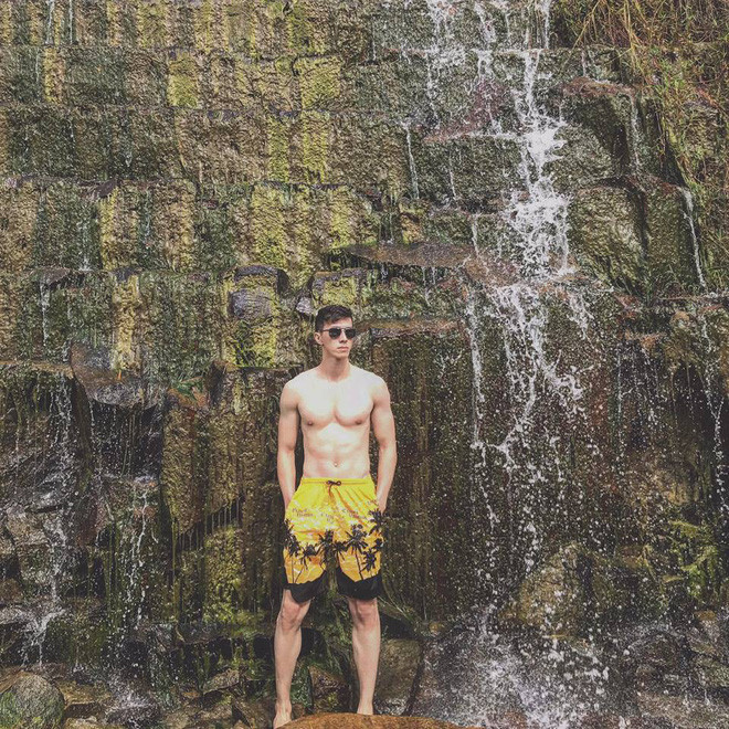 Vốn đã có chiều cao lý tưởng cùng đôi chân dài miên man, Đức Hoài còn đam mê tập gym. Và kết quả chính là mỗi lần anh chàng khoe ảnh cởi áo là một lần chị em "xịt máu mũi" vì cơ bụng 6 múi nét căng của mình.