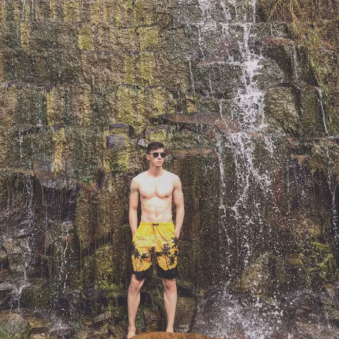 Vốn đã có chiều cao lý tưởng cùng đôi chân dài miên man, Đức Hoài còn đam mê tập gym. Và kết quả chính là mỗi lần anh chàng khoe ảnh cởi áo là một lần chị em "xịt máu mũi" vì cơ bụng 6 múi nét căng của mình.