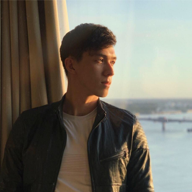 Bằng một cái tên được thêu trên áo của chàng trai kết hợp với trình điều tra thượng thừa, CĐM nhanh chóng tìm ra danh tính của "soái ca" bác sĩ tương lai đó là Bành Đức Hoài, sinh năm 1996, đến từ thành phố Long Xuyên (tỉnh An Giang).