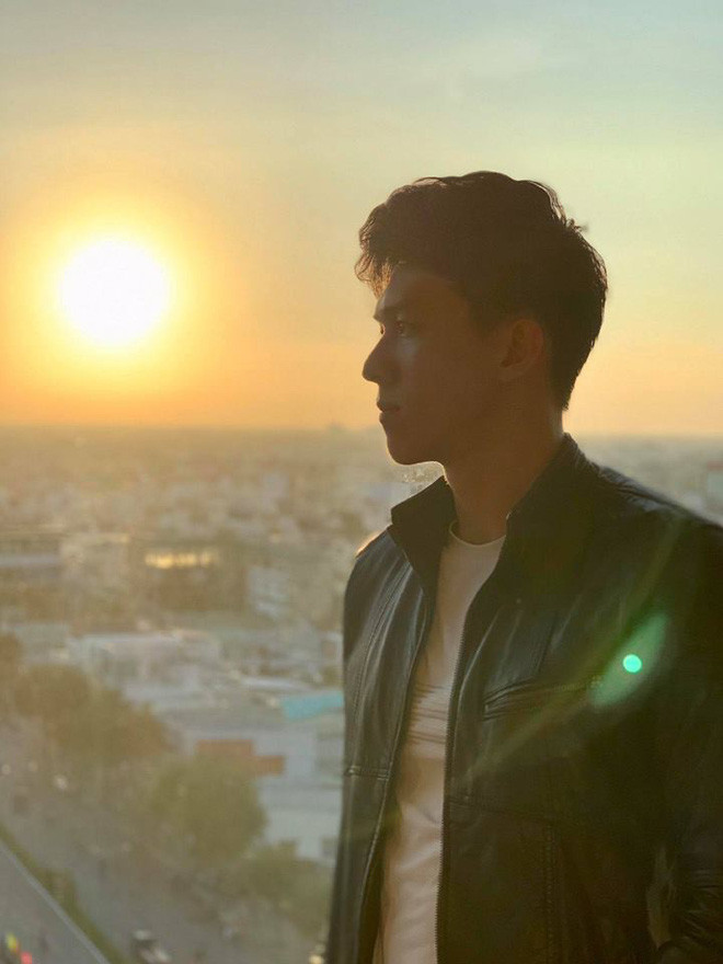 Dù không đăng quá nhiều hình ảnh lên trang cá nhân nhưng không khó để nhận ra chàng bác sĩ tương lai này sở hữu ngoại hình rất nổi bật, đặc biệt là góc nghiêng vô cùng xuất sắc.