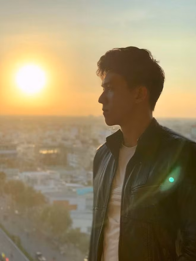 Dù không đăng quá nhiều hình ảnh lên trang cá nhân nhưng không khó để nhận ra chàng bác sĩ tương lai này sở hữu ngoại hình rất nổi bật, đặc biệt là góc nghiêng vô cùng xuất sắc.