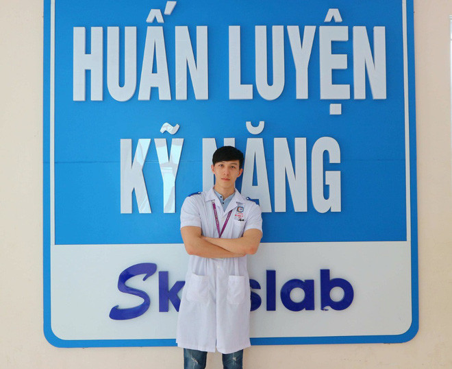 Học Y đã đỉnh, mặt mũi thì không thua kém gì soái ca, nhưng thế nào đã hết, Đức Hoài còn khiến chị em đua nhau "nhận vơ" làm bạn trai nhờ body trên cả cực phẩm của mình nữa.