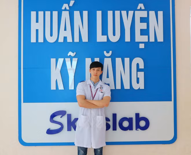 Học Y đã đỉnh, mặt mũi thì không thua kém gì soái ca, nhưng thế nào đã hết, Đức Hoài còn khiến chị em đua nhau "nhận vơ" làm bạn trai nhờ body trên cả cực phẩm của mình nữa.