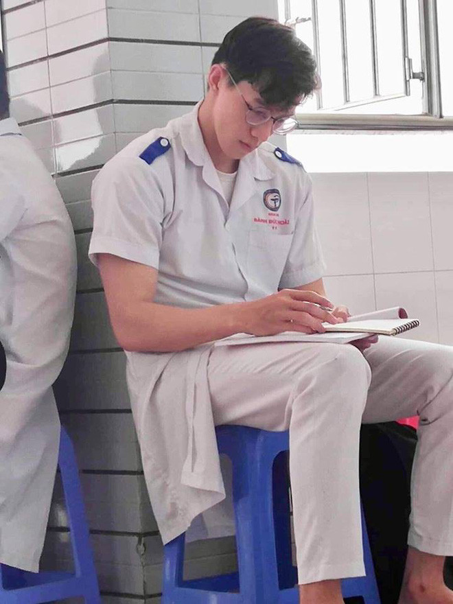 Ngắm trai đẹp từ lâu đã trở thành sở thích khá phổ biến của hội chị em. Nhân vật lọt vào "tầm ngắm" của hội thích ngắm trai đẹp lần này là một nam sinh Y khoa cực cao lớn trong chiếc áo blouse trắng.