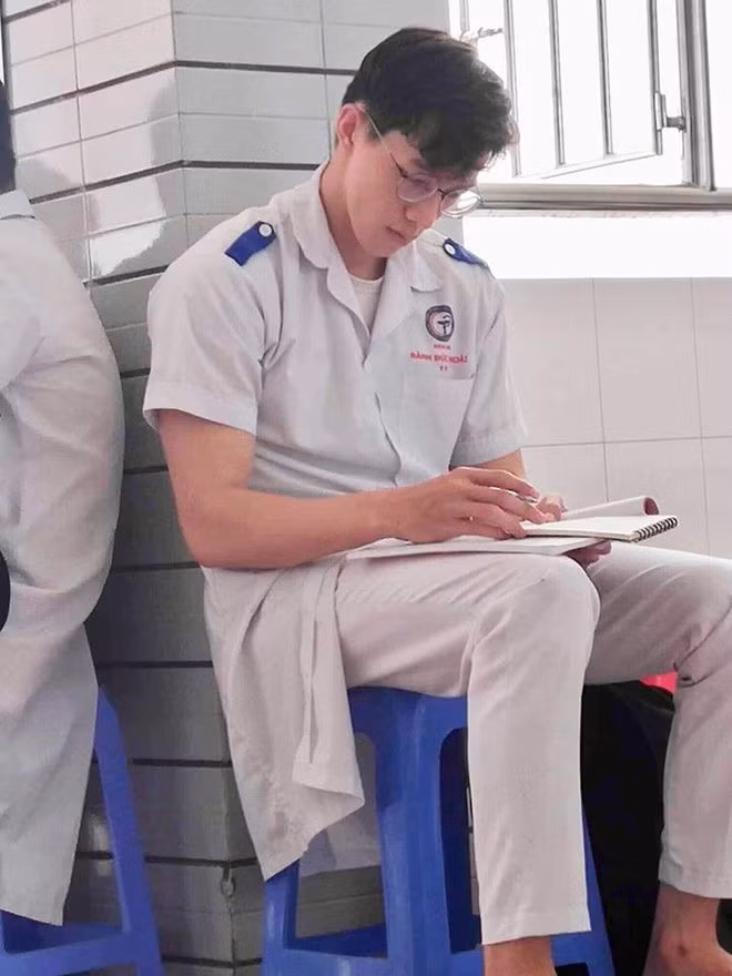 Ngắm trai đẹp từ lâu đã trở thành sở thích khá phổ biến của hội chị em. Nhân vật lọt vào "tầm ngắm" của hội thích ngắm trai đẹp lần này là một nam sinh Y khoa cực cao lớn trong chiếc áo blouse trắng.