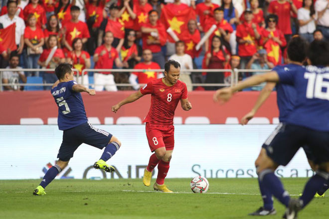 Trọng Hoàng không có nhiều cơ hội lên tham gia tấn công ở trận này và anh cũng đã hoàn thành tốt nhiệm vụ bịt kín hành lang cánh phải được giao. (7 điểm)