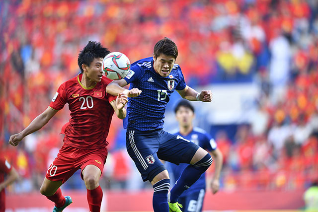 Văn Đức không có quá nhiều đất diễn ở trận đấu hôm nay khi bị hậu vệ bên phía Nhật Bản theo kèm sát sao. (7 điểm)