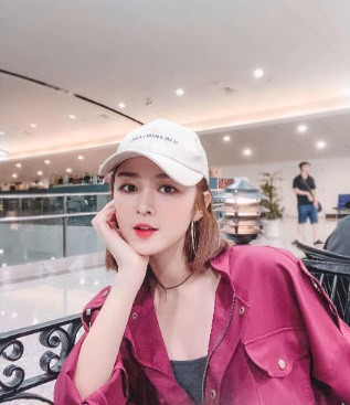 Ribi Sachi có tên thật là Nguyễn Thị Thủy, quê Gia Lai. Cô là một gương mặt quen thuộc với giới trẻ Sài Gòn trong nhiều phim ngắn. Sở hữu nhan sắc xinh đẹp, ngọt ngào, đúng chuẩn hot girl ngoan hiền, cô bạn từng góp mặt trong MV của nhiều ca sĩ nổi tiếng như: Chi Dân, Lý Hải, Khánh Phương......