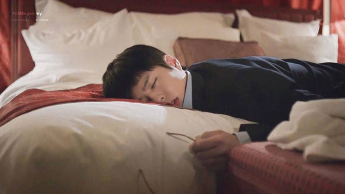  Ngủ nướng xuyên Tết: Trái ngược hoàn toàn với "chủ nghĩa xê dịch" nhiều bạn trẻ chọn cho mình cách đón Tết trên giường. Ngoài lúc ăn cơm hay tiếp khách ra, họ dành cả thanh xuân để ngủ nướng mùng 1 qua mùng 2 rồi đến cả mùng 3 và đến hết kì nghỉ Tết.