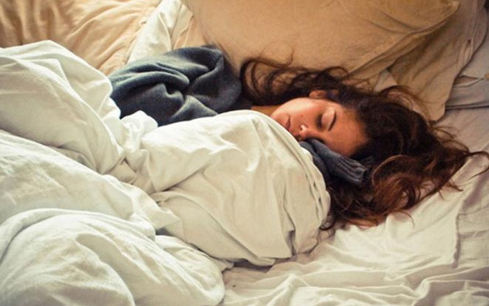 Tâm lý chung của những người này là họ ngủ bù cho những hôm trời mưa rét phải dậy sớm đi học. Nghỉ tết chính là khoảng thời gian lý tưởng nhất để các bạn học sinh, sinh viên bù đắp lại giấc ngủ bị thiếu hụt trầm trọng trong lúc đi học.