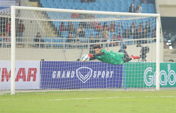 Vị trí trong khung thành của U23 Việt Nam ở thời điểm hiện tại dường như chỉ có Bùi Tiến Dũng đủ niềm tin với HLV Park Hang-seo. Dù mắc sai lầm phá bóng ngớ ngẩn suýt chút nữa dẫn tới bàn thua nhưng thủ môn người Thanh Hóa này vẫn là cái tên có nhiều kinh nghiệm nhất so với các đồng nghiệp còn lại.