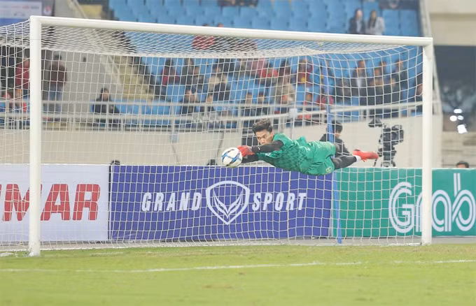 Vị trí trong khung thành của U23 Việt Nam ở thời điểm hiện tại dường như chỉ có Bùi Tiến Dũng đủ niềm tin với HLV Park Hang-seo. Dù mắc sai lầm phá bóng ngớ ngẩn suýt chút nữa dẫn tới bàn thua nhưng thủ môn người Thanh Hóa này vẫn là cái tên có nhiều kinh nghiệm nhất so với các đồng nghiệp còn lại.
