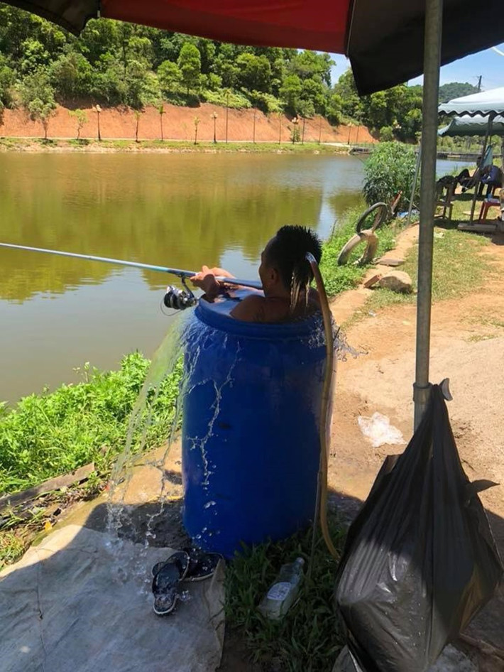 Đứng trước những cách giải nhiệt bá đạo của dân mạng, nhiều người đã để lại ý kiến rằng: "Khi bạn muốn đi bơi nhưng gia đình không cho phép, chỉ có những người IQ vô cực mới nghĩ ra những việc làm khác người như thế thôi".