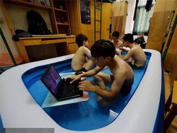 Nhiều người đã chọn cách mua bể bơi hơi về để ngâm mình trong phòng trong những ngày nắng nóng.