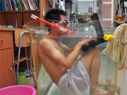 Tuy nhiên, việc sử dụng cách giải nhiệt cơ thể bằng nước như này cũng mang đến nhiều tiềm ẩn về sự nguy hiểm khi cơ thể đột ngột bị thay đổi trạng thái nhiệt độ dẫn tới sốc nhiệt.